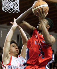 Foto di un'azione di una partita di basket